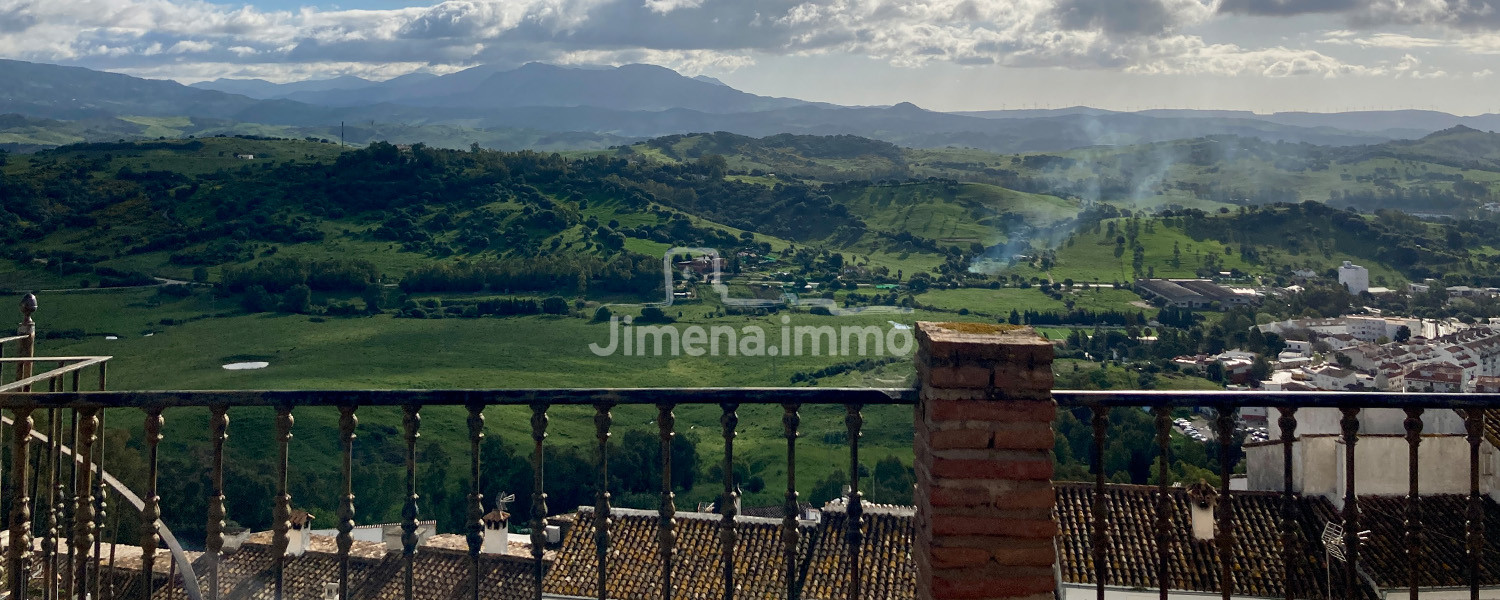 House for sale in Jimena de la Frontera with terraces and views!